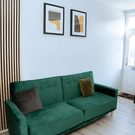 Cosy In Close To Daire