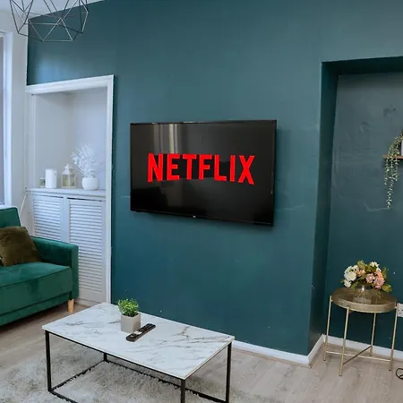 Cosy In Close To Daire *